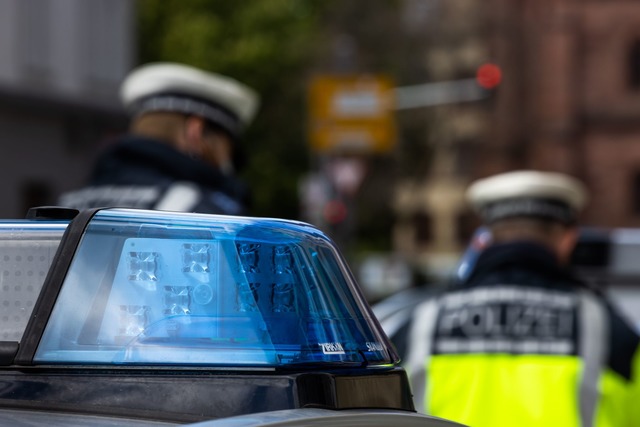 Die Polizei fand die junge Frau in einem Gebüsch. | Foto: Philipp von Ditfurth/dpa Die Polizei fand die junge Frau in einem Gebüsch. | Foto: Philipp von Ditfurth/dpa