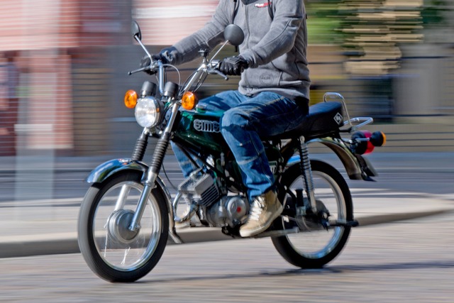 In Wehr-Öflingen entzieht sich ein Mot...zwei Personen einer Verkehrskontrolle. | Foto: Hendrik Schmidt (dpa) In Wehr-Öflingen entzieht sich ein Mot...zwei Personen einer Verkehrskontrolle. | Foto: Hendrik Schmidt (dpa)