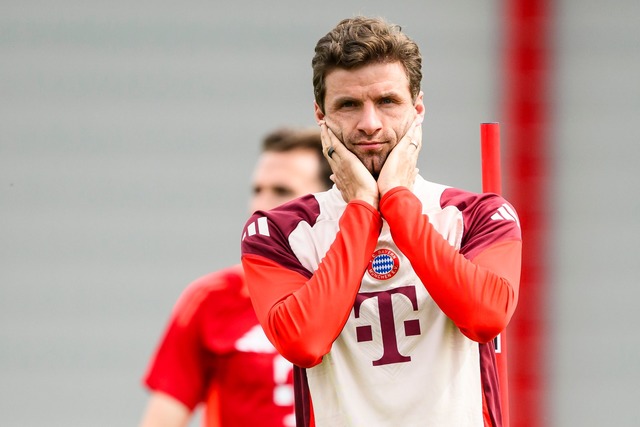 Was mache ich blo&szlig;? Die Zukunft von Thomas M&uuml;ller ist offen.  | Foto: Tom Weller/dpa