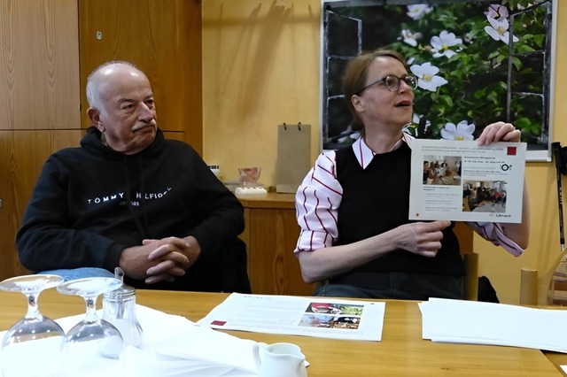 Hanspeter Hüttlin vom CDU Senioren-Uni...ika Neuhöfer-Avdic zeigen Schaubilder. | Foto: Senioren-Union Lörrach Hanspeter Hüttlin vom CDU Senioren-Uni...ika Neuhöfer-Avdic zeigen Schaubilder. | Foto: Senioren-Union Lörrach
