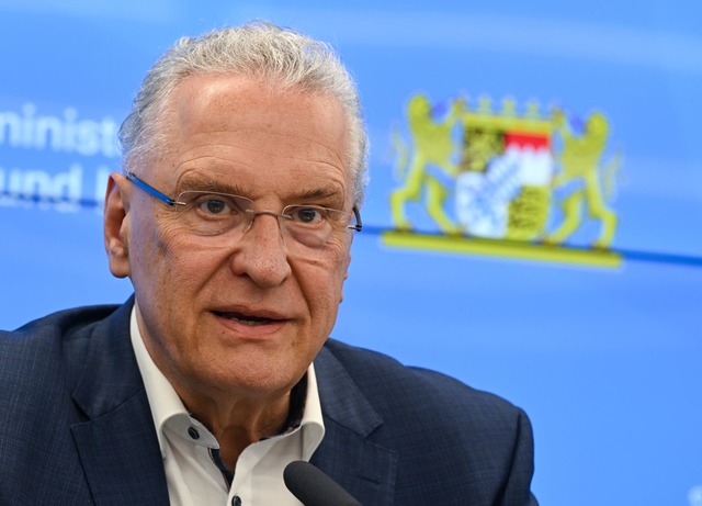 Bayerns Innenminister Joachim Herrmann...uml;chtlinge nach Syrien. (Archivfoto)  | Foto: Arne Dedert/dpa