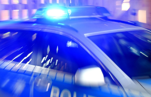 Ein Streifenwagen der Polizei im Einsa...folglos. Die Polizei hofft auf Zeugen.  | Foto: Carsten Rehder (dpa)
