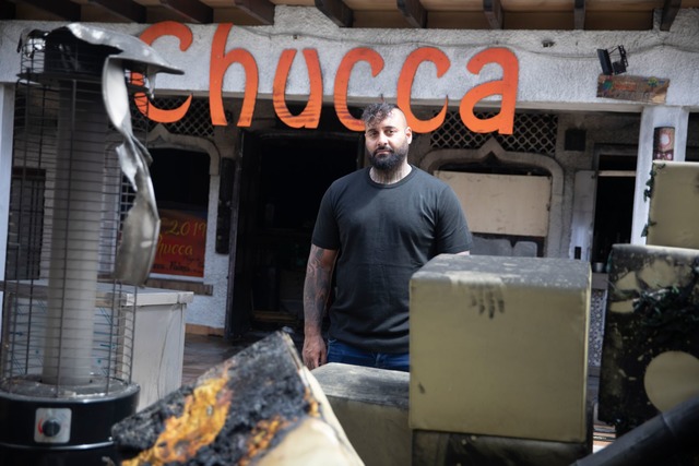 Sohel Abdoulkhanzadehs Bar "Chucca" ist in Flammen aufgegangen.  | Foto: Clara Margais/dpa