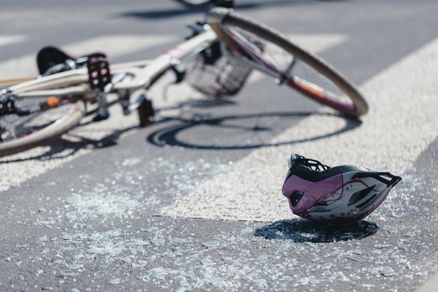 Fahrradfahrerin übersieht in Freiburg-St. Georgen beim Abbiegen einen Bus – Geschädigter gesucht