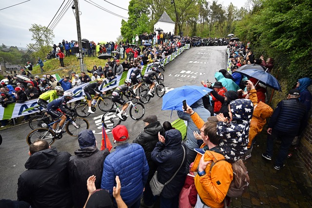 Olympiasieger Remco Evenepoel (M) mit ...n Huy. Rechts neben ihm Tadej Pogacar.  | Foto: Jasper Jacobs/Belga/dpa