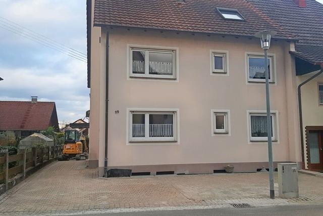 Wegen parkender Autos muss eine Frau aus Nollingen ihren Vorgarten opfern