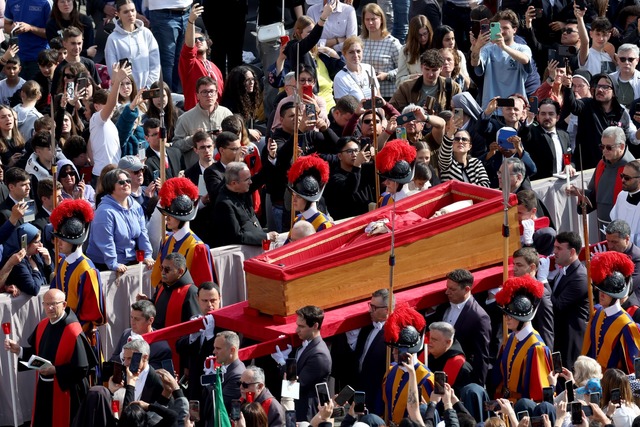 Der tote Papst Franziskus wird im offenen Sarg in den Petersdom gebracht.  | Foto: Christoph Reichwein/dpa