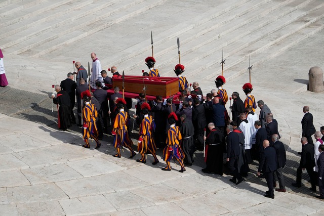 Eine Ehrenformation der Schweizergarde begleitet den Sarg.  | Foto: Gregorio Borgia/AP/dpa