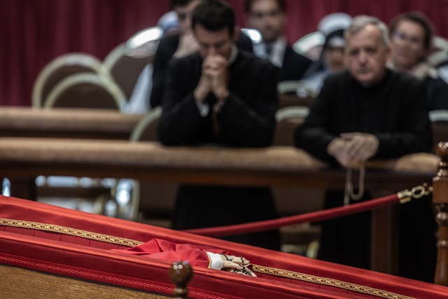 Der offene Sarg des toten Papstes.  | Foto: Oliver Weiken/dpa