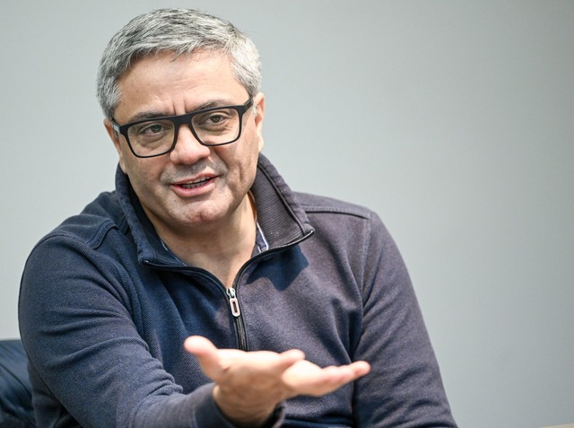 Der iranische Filmemacher Mohammad Ras...aterbühne in Berlin. (Archivbild) | Foto: Jens Kalaene/dpa Der iranische Filmemacher Mohammad Ras...aterbühne in Berlin. (Archivbild) | Foto: Jens Kalaene/dpa