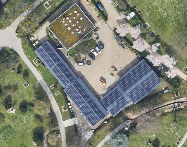 Die neue, großflächige PV-Anlage auf dem Dach des Betriebshofs | Foto: Eigenbetrieb Friedhöfe Die neue, großflächige PV-Anlage auf dem Dach des Betriebshofs | Foto: Eigenbetrieb Friedhöfe