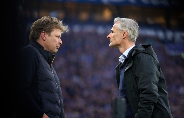 Schalkes Sportdirektor Youri Mulder (l...;nftigen Ex-Trainer Kees van Wonderen.  | Foto: Bernd Thissen/dpa