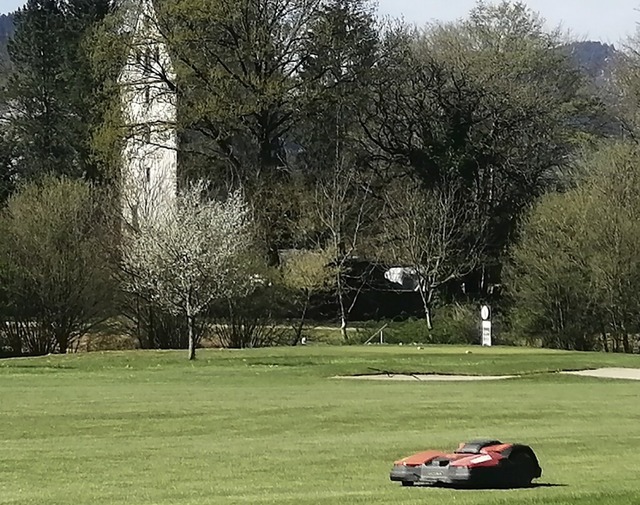 Allein auf dem Fairway: Ein Rasenrobot...ie Wiese auf dem Golfplatz Grbernhof.  | Foto: Winfried Kninger