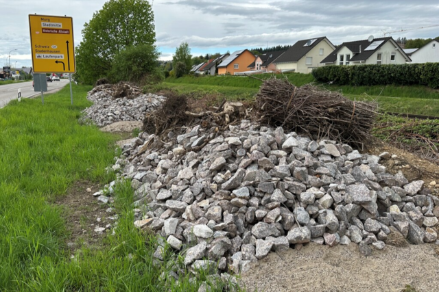 Was hat es mit den Steinhaufen entlang der Hochrheinbahn auf sich?