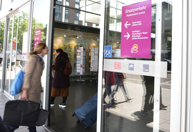Am Freiburger Hauptbahnhof war der Ersatzverkehr ausgeschildert. | Foto: Rita Eggstein Am Freiburger Hauptbahnhof war der Ersatzverkehr ausgeschildert. | Foto: Rita Eggstein