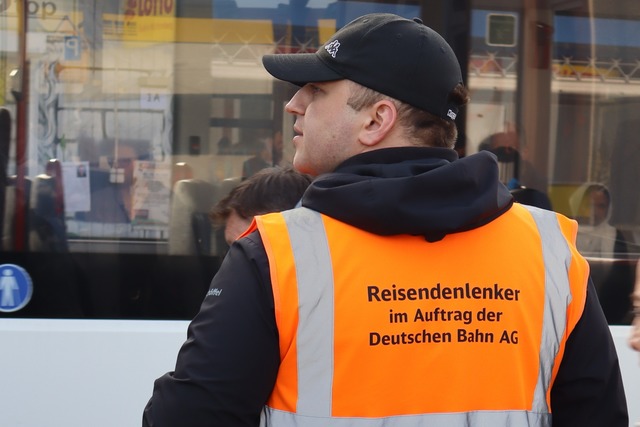 Die Reisendenlenker helfen dabei, dass jeder den richtigen Bus findet. | Foto: Franziska Kleintges Die Reisendenlenker helfen dabei, dass jeder den richtigen Bus findet. | Foto: Franziska Kleintges