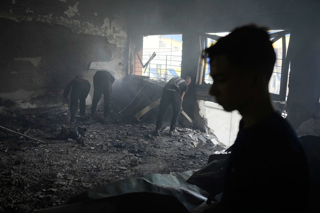 Israels Armee hat eigenen Angaben zufo...ationen in der Stadt Gaza angegriffen.  | Foto: Jehad Alshrafi/AP/dpa
