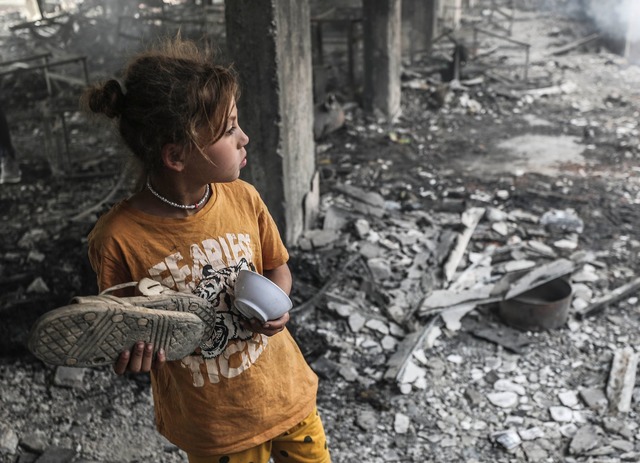 Pal&auml;stinensischen Angaben zufolge...eb&auml;ude Vertriebene untergebracht.  | Foto: Mahmoud Issa/Quds Net News via ZUMA Press/dpa
