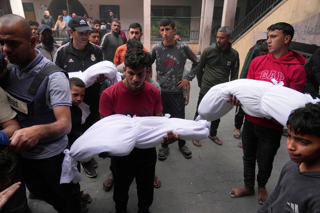 Bei einem israelischen Angriff in der ...lierten Zivilschutz zehn Tote gegeben.  | Foto: Jehad Alshrafi/AP/dpa