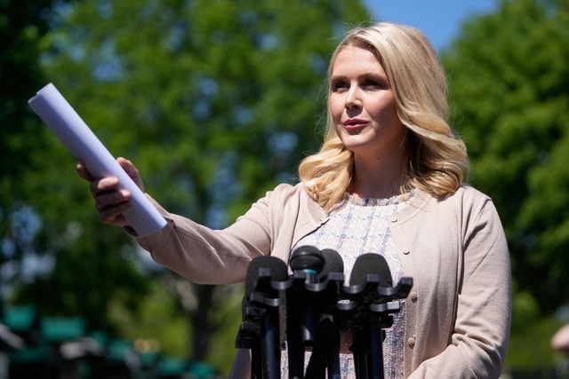 Die Pressesprecherin des Wei&szlig;en ...igen Zollsenkungen der USA geben wird.  | Foto: Mark Schiefelbein/AP/dpa