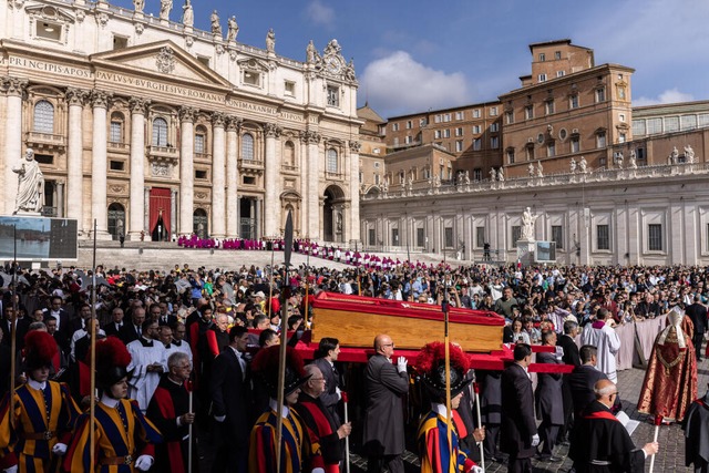 Der Sarg des Papstes wurde am Mittwoch...n Petersplatz zum Petersdom berfhrt.  | Foto: Oliver Weiken (dpa)