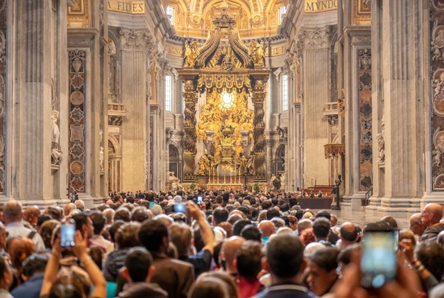 Glubige ziehen am offenen Sarg des Papstes im Petersdom vorbei.  | Foto: Michael Kappeler (dpa)