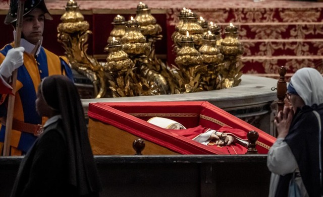 Der Papst im offenen Sarg im Petersdom.  | Foto: Michael Kappeler (dpa)