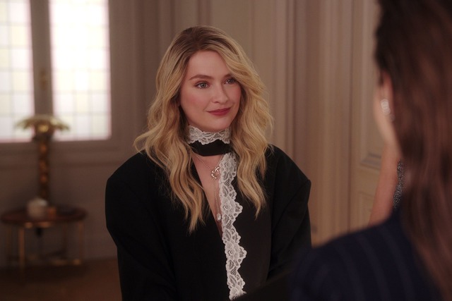 Camille Razat als Camille in der Serie "Emily in Paris".  | Foto: -/Netflix/dpa