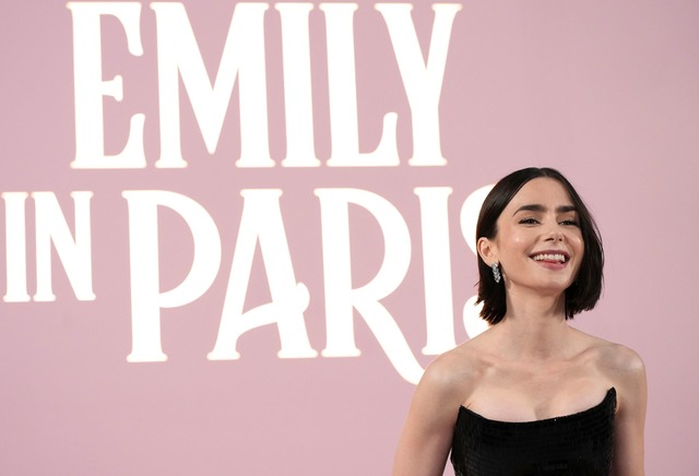 Die britische Schauspielerin Lily Coll...in Paris" die Titelrolle. (Archivbild)  | Foto: Jordan Strauss/Invision/dpa