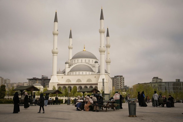 Menschen versammeln sich im Freien nac...m Erdbeben der Stärke 6,2 in Istanbul. | Foto: Khalil Hamra (dpa) Menschen versammeln sich im Freien nac...m Erdbeben der Stärke 6,2 in Istanbul. | Foto: Khalil Hamra (dpa)