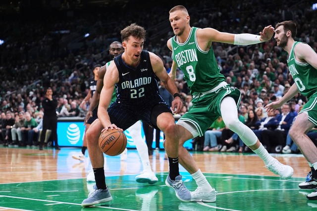 Wagner m&uuml;hte sich, aber Boston war zu stark.  | Foto: Charles Krupa/AP/dpa