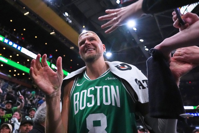 Porzingis erlitt eine Platzwunde und m...rden - kam aber zur&uuml;ck ins Spiel.  | Foto: Charles Krupa/AP/dpa