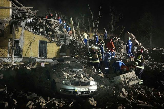 Opferzahl in Kiew steigt nach russischen Angriffen
