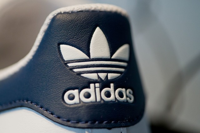 Adidas hat mehr Sportartikel verkauft. (Archivbild)  | Foto: Daniel Karmann/dpa