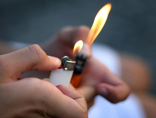 Mit einem Feuerzeug hat ein unbekannte...n eine Tür gebrannt. (Symbolbild) | Foto: Karl-Josef Hildenbrand/dpa Mit einem Feuerzeug hat ein unbekannte...n eine Tür gebrannt. (Symbolbild) | Foto: Karl-Josef Hildenbrand/dpa