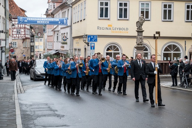 Der Trauerzug f&uuml;hrte durch Coburg.  | Foto: Daniel Vogl/dpa