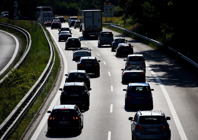 Die EU-Kommission will eine jährl...uuml;r ältere Autos. (Archivbild) | Foto: Daniel Bockwoldt/dpa Die EU-Kommission will eine jährl...uuml;r ältere Autos. (Archivbild) | Foto: Daniel Bockwoldt/dpa