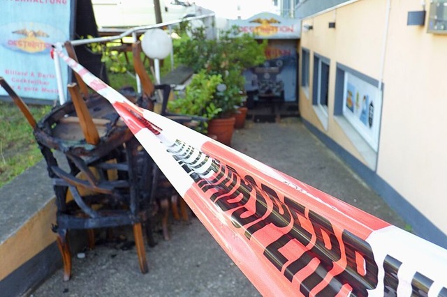 Seit dem Brand am 15. Juli 2024 ist di...t verkohlte Sthle im Eingangsbereich.  | Foto: Dirk Sattelberger