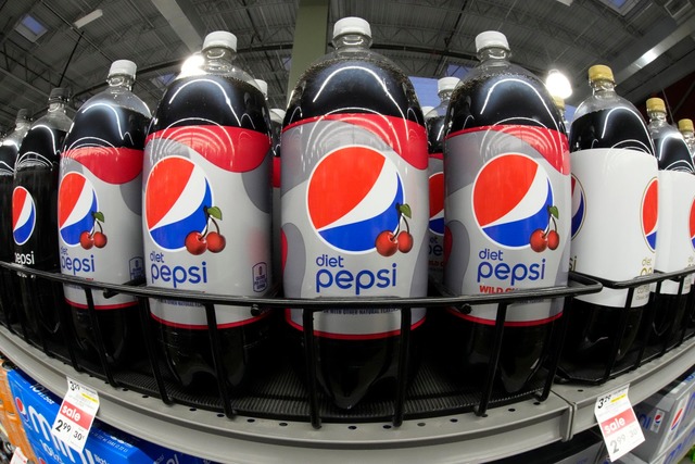Bald wieder bei Edeka und Netto erh&auml;ltlich: Pepsi. (Archivbild)  | Foto: Gene J. Puskar/AP/dpa
