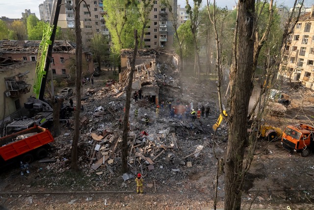 Russland hat die ukrainische Hauptstad...Nacht massiv aus der Luft angegriffen.  | Foto: Alex Babenko/AP/dpa