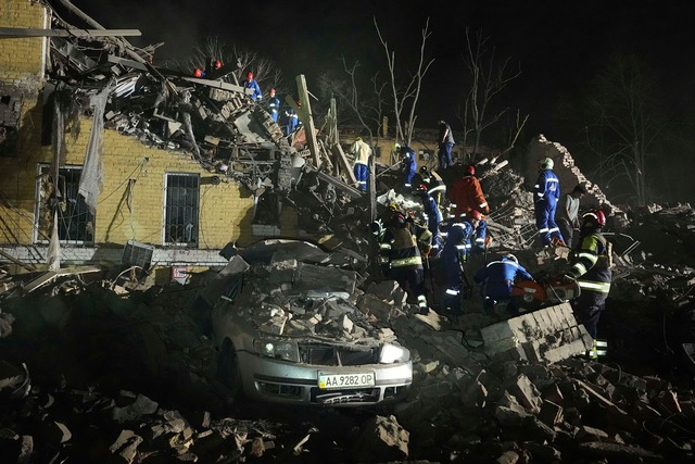Durch massive n&auml;chtliche Angriffe...dt Kiew zahlreiche Tote und Verletzte.  | Foto: Efrem Lukatsky/AP/dpa