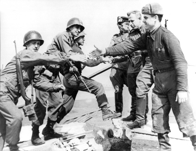 Dieses Foto vom Handschlag amerikanisc...il 1945 ging um die Welt. (Archivbild)  | Foto: ADN/dpa