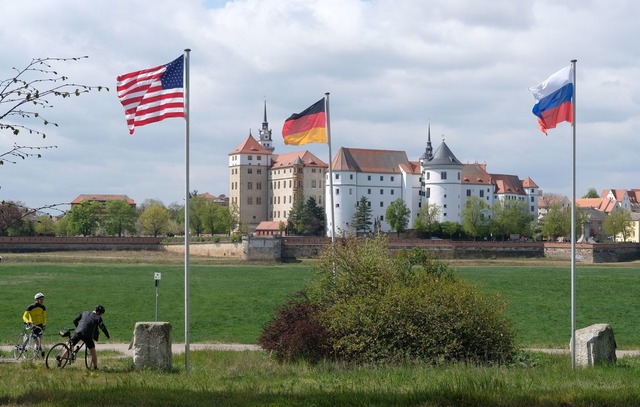 Torgau gedenkt jedes Jahr der Begegnun...ouml;rten Elbbr&uuml;cke. (Archivbild)  | Foto: Sebastian Willnow/dpa-Zentralbild/dpa