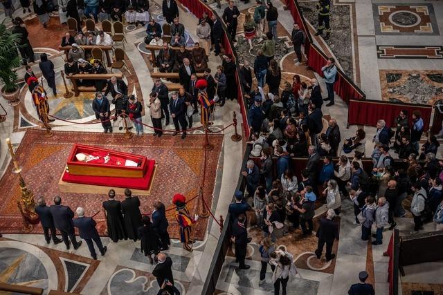 Weitere Planungen fr Papst-Begrbnis - Zigtausende am Sarg