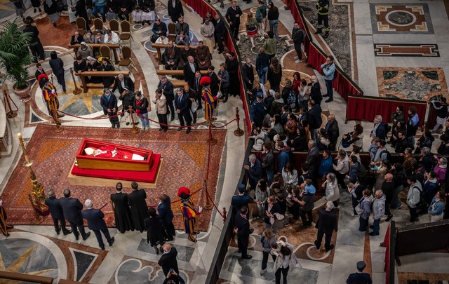 Gl&auml;ubige ziehen am aufgebahrten Papst Franziskus vorbei.  | Foto: Michael Kappeler/dpa