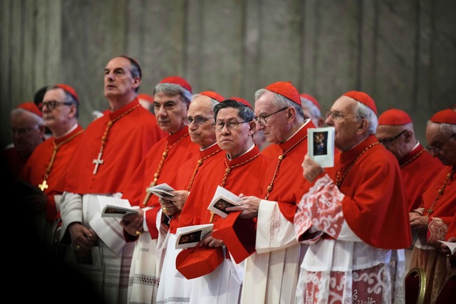Nach und nach kommen die Kardin&auml;le der Weltkirche nach Rom. (Archivbild)  | Foto: Alessandra Tarantino/AP/dpa