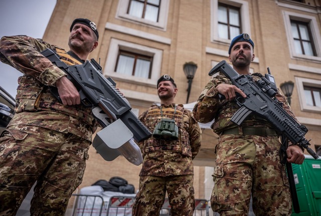 Soldaten sch&uuml;tzen mit Ger&auml;t zur Drohnenabwehr die Pilger im Vatikan.  | Foto: Michael Kappeler/dpa