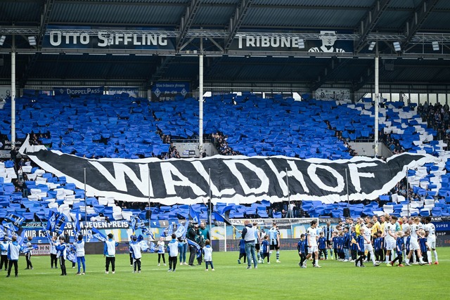 Waldhof Mannheim muss für Pyro-Ve...n seiner Fans eine hohe Strafe zahlen. | Foto: Uwe Anspach/dpa Waldhof Mannheim muss für Pyro-Ve...n seiner Fans eine hohe Strafe zahlen. | Foto: Uwe Anspach/dpa