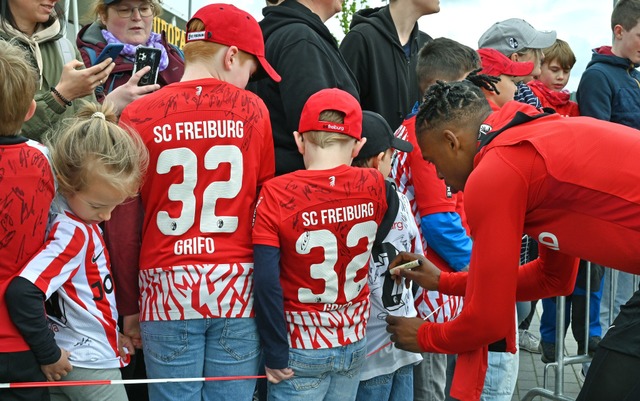 Die SC-Spieler gaben nach dem ffentlichen Training geduldig Autogramme.  | Foto: Michael Bamberger