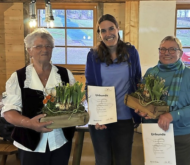 Ehrungen: Margot Kiefer (25 Jahre) mit... und Doris Vogel (30 Jahre) von links.  | Foto: Lisa Schwr